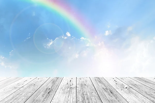 Terraza de madera y cielo con arco iris — Foto de Stock