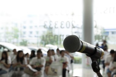 Konser salonunda ya da konferans odasında mikrofon