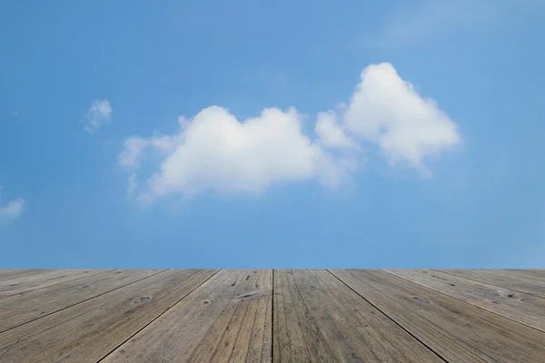 Houten terras en blauwe hemel — Stockfoto