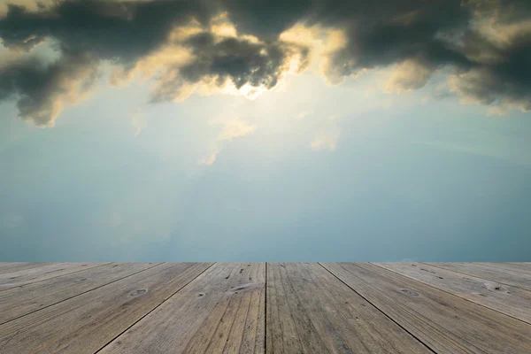 Houten terras en blauwe hemel — Stockfoto