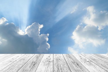 ahşap Teras ve mavi gökyüzü