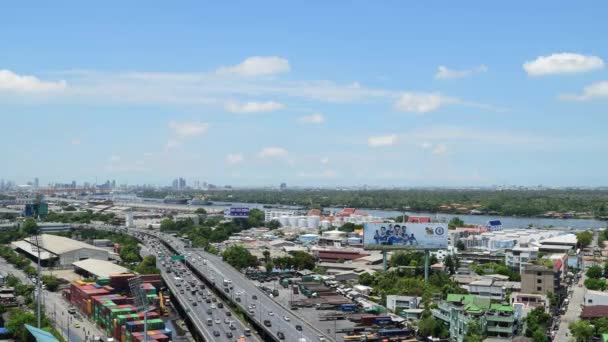Дневной транспорт и река с грузовым судном в Бангкоке Таиланд, Timelapse — стоковое видео