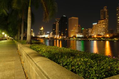 Bangkok gece ve Benchakitti Parkı