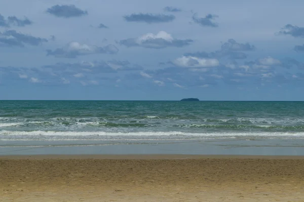 Playa azul mar y cielo azul — Foto de Stock