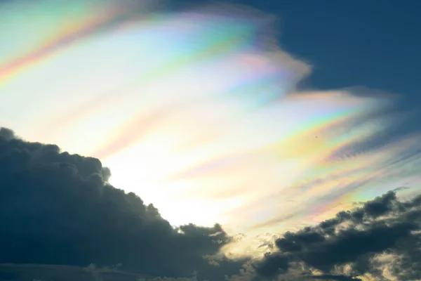 Cielo azul con arco iris de fuego o arco circumzenithal —  Fotos de Stock