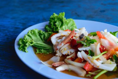 karışık deniz ürünleri salatası