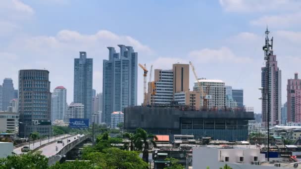 Día y grúa con construcción de edificios en la ciudad de Bangkok Tailandia, Timelapse 4k — Vídeos de Stock