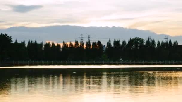 Coucher de soleil en soirée au parc 4k 