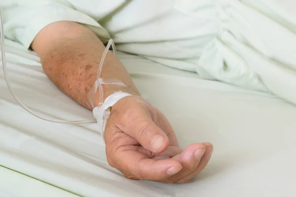A beteg a kórházban, intravénás sóoldattal — Stock Fotó