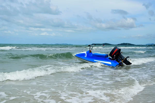 蓝色滑板车和海 — 图库照片