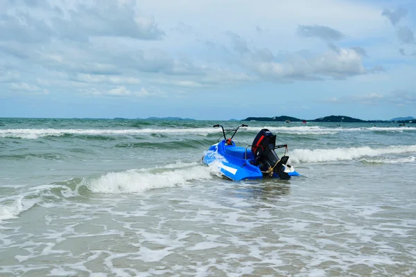 Blauwe scooter en zee — Stockfoto