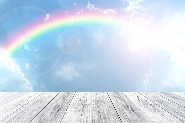 Houten terras en blauwe hemel met regenboog — Stockfoto