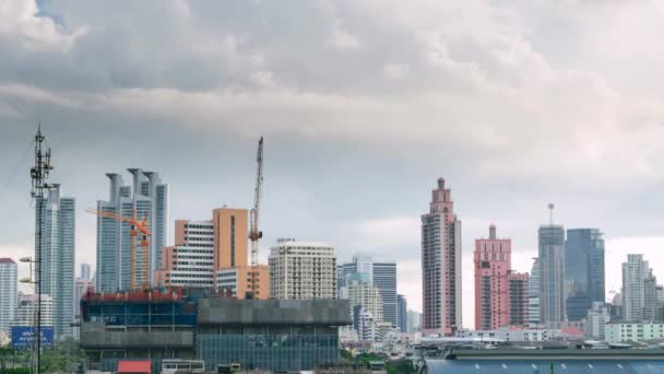 Día y grúa con construcción de edificios en la ciudad de Bangkok Tailandia, Timelapse 4k — Vídeos de Stock