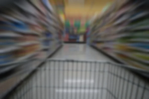 Wazig winkelen in de supermarkt — Stockfoto