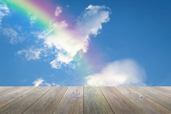 Houten terras en blauwe hemel met regenboog — Stockfoto