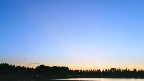 Puesta de sol en la noche a la noche en el parque 4k — Vídeos de Stock