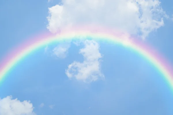 Coração céu azul com arco-íris — Fotografia de Stock
