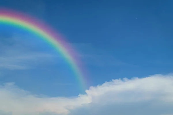 Céu azul com arco-íris — Fotografia de Stock