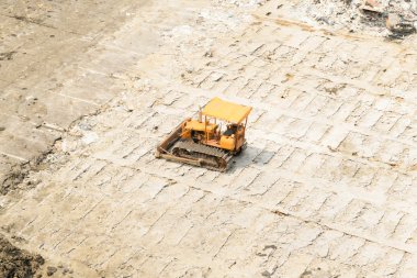 inşaat sahasında traktör