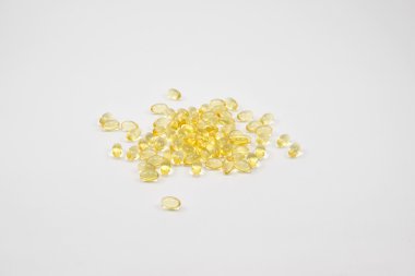 beyaz zemin üzerine yağ kapsül