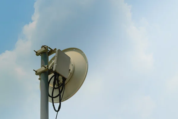 Antena parabólica e céu azul — Fotografia de Stock