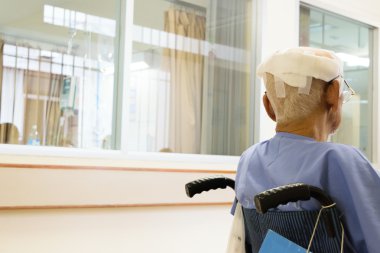 Tekerlekli sandalye üzerinde kafa yaralanması olan hastalar