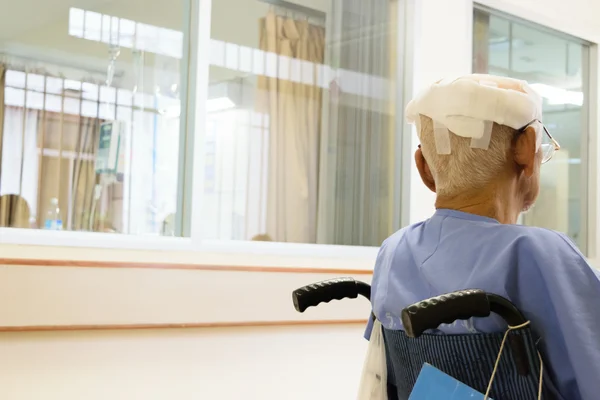 Patients with head injury on wheelchair — Stock Photo, Image
