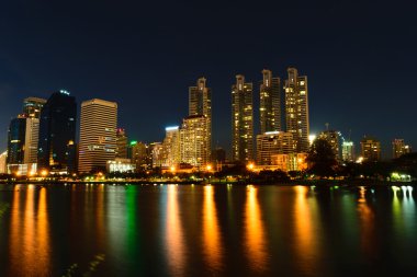 Bangkok gece ve Benchakitti Parkı