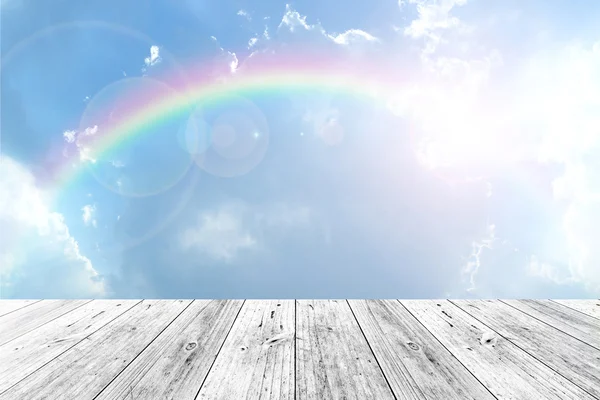 Terraza de madera y cielo con arco iris — Foto de Stock