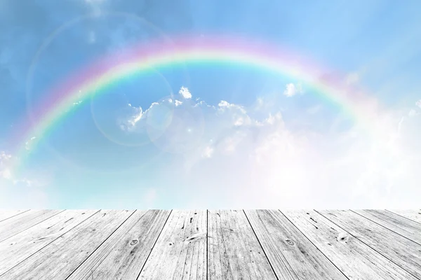 Terraza de madera y cielo con arco iris — Foto de Stock