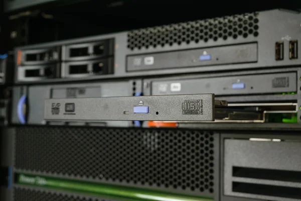 Server och CD- eller Dvd-enheten — Stockfoto