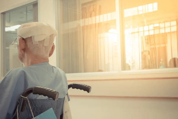 Pazienti con lesioni alla testa su sedia a rotelle, stile Vintage — Foto Stock