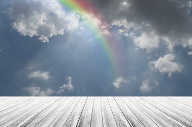 ahşap Teras ve rainbow ile mavi gökyüzü