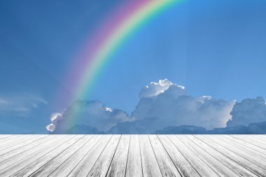 ahşap Teras ve rainbow ile mavi gökyüzü