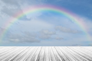 ahşap Teras ve rainbow ile mavi gökyüzü