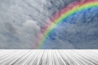 ahşap Teras ve rainbow ile mavi gökyüzü