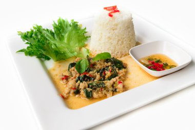 Kızarmış domuz eti ve fesleğenli pilav.