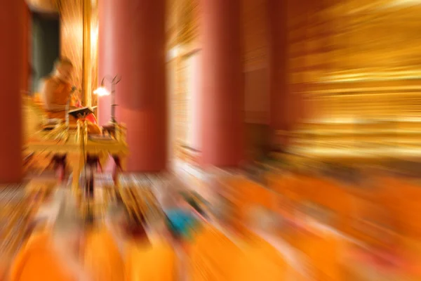 Zoom borroso de la adoración monje tailandés en el templo — Foto de Stock