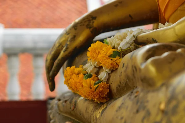 Girlande auf der Hand der Buddha-Statue — Stockfoto