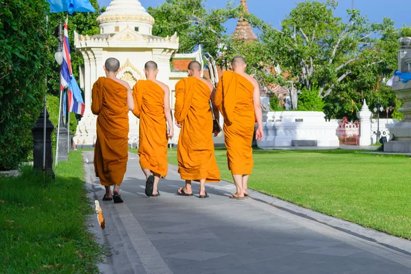 Тайский монах, идущий в храм для поклонения — стоковое фото