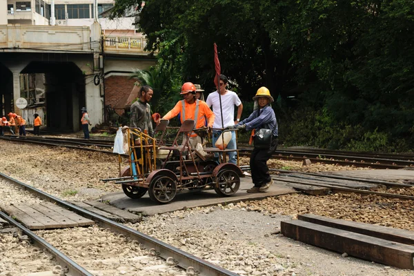 鉄道の線路をチェック — ストック写真