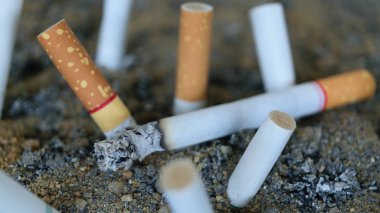 yanan Kül tablasında sigarayı