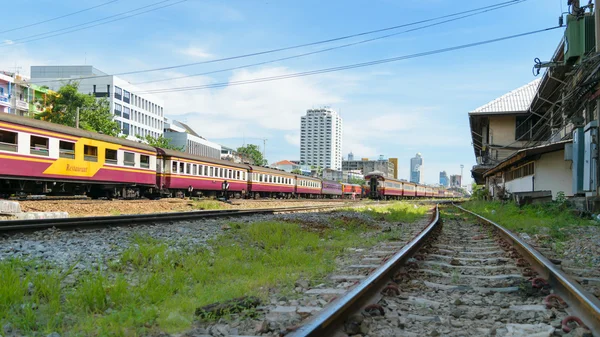 Ταϊλανδικά τρένο με το μπλε του ουρανού — Φωτογραφία Αρχείου