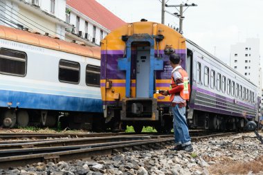 Lokomotif tren geçiş yapmak için kontrol