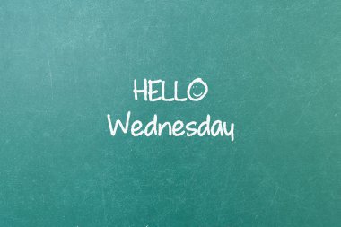 Yeşil yazı tahtası duvar doku bir sözcükle Merhaba Çarşamba