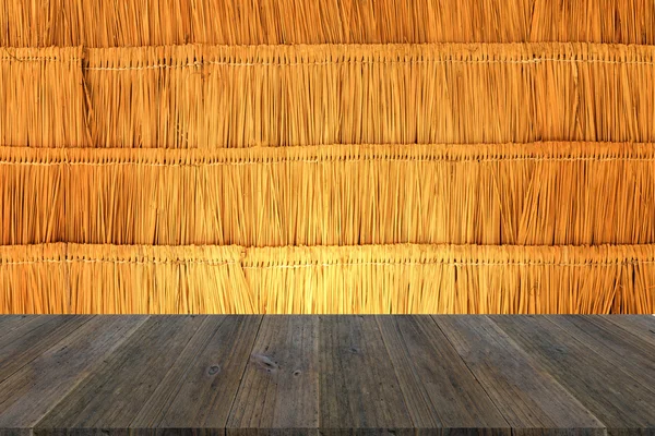 壁テクスチャの木製テラスと乾燥葉 — ストック写真