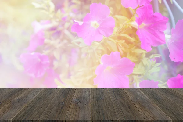 Terraza de madera y hermosa Plumeria Flor suave foco y brillante — Foto de Stock
