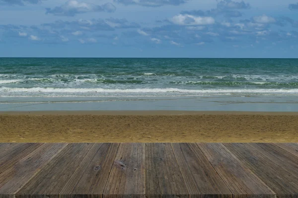 Деревина тераса і пляж і тропічними морськими — стокове фото