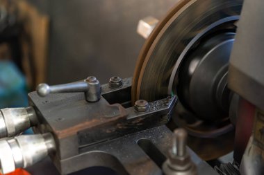 Endüstriyel metal torna makinesini kapatın fabrika atölyesinde dönen çarkla çeliği kesin mühendislik üretim süreci ve mekanik endüstri detayı