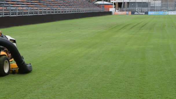 Gras maaien in een voetbalstadion — Stockvideo